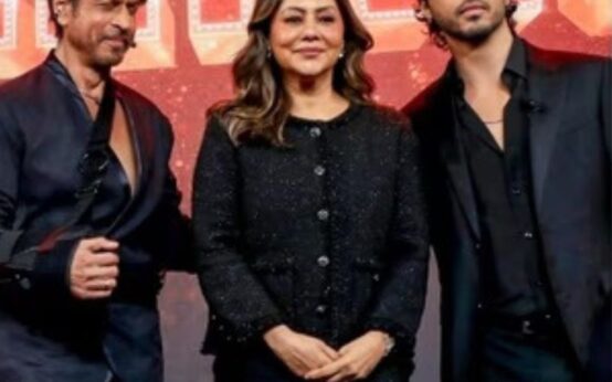Shah Rukh Khan, Gauri, Aryan and Suhana make a bold statement in black outfits