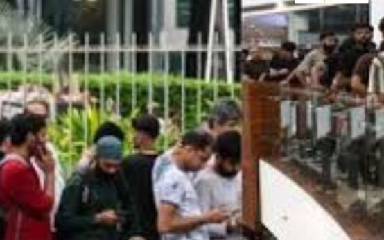 Trending: Massive crowds break out at iPhone 17 launch in Mumbai and Bengaluru