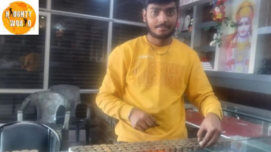 Trending A Kanpur paan seller collects ₹1 lakh in coins to surprise wife with a gold chain