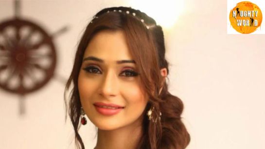 Actress Saaraa Khan looks adorable as a new bride