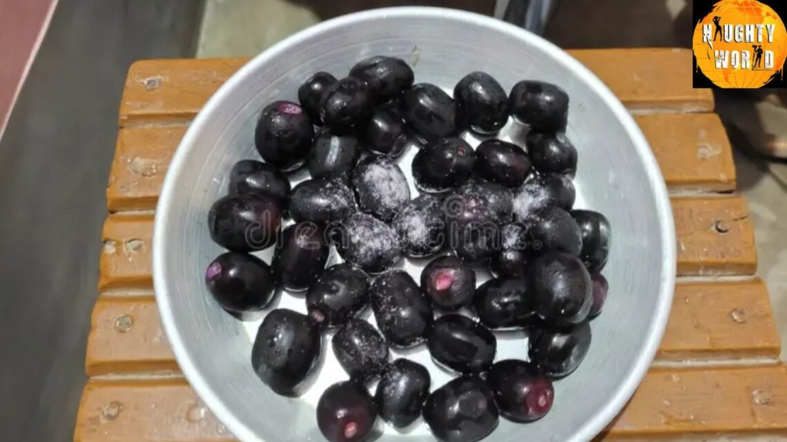 Consuming Jamun with salt can significantly aid weight loss.