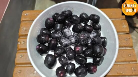 Consuming Jamun with salt can significantly aid weight loss.