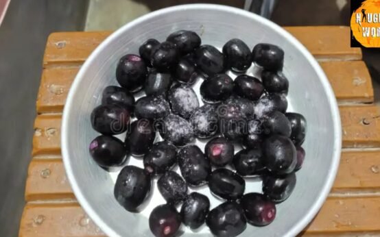 Consuming Jamun with salt can significantly aid weight loss.
